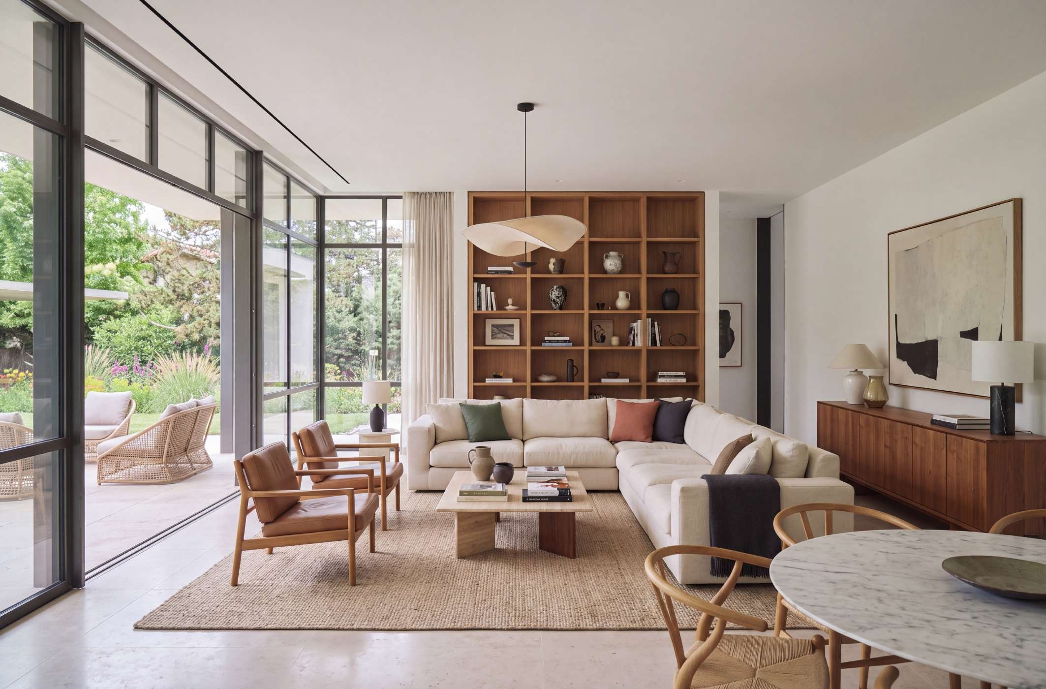 Living della villa con libreria e giardino