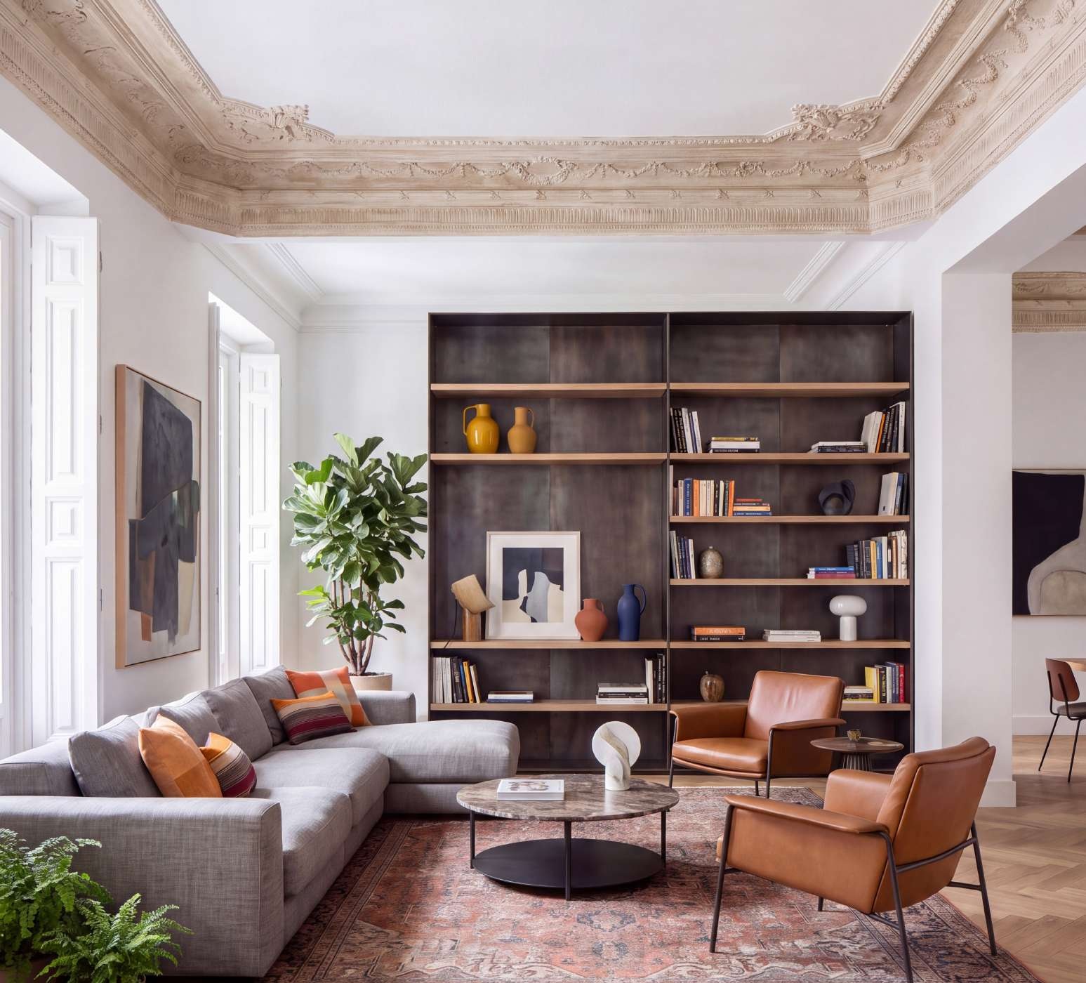 Living con libreria e soffitto decorato